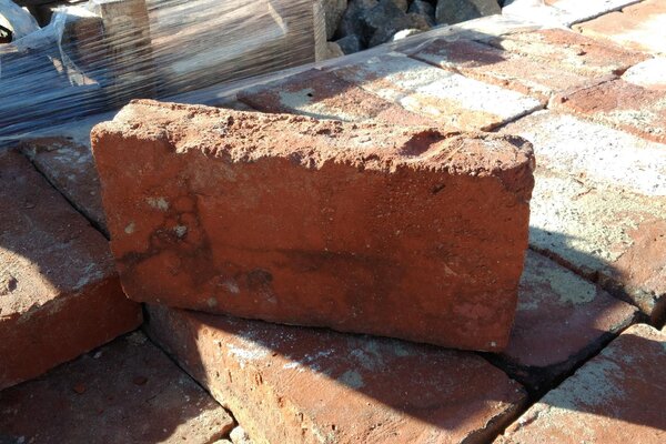 Ziegelfliesenmanufaktur | ca 250 Jahre alter Mauerstein im Klosterformat  