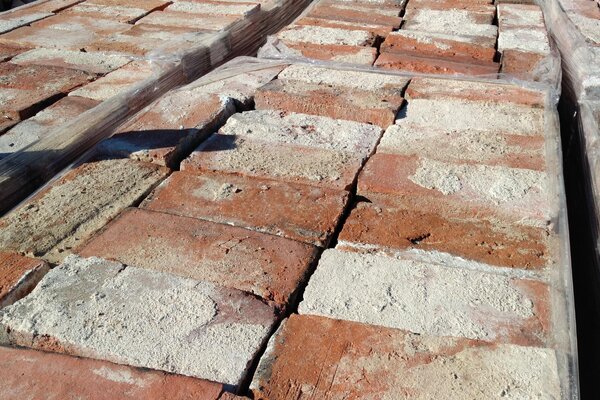 Ziegelfliesenmanufaktur | ca 250 Jahre alter Mauerstein im Klosterformat  