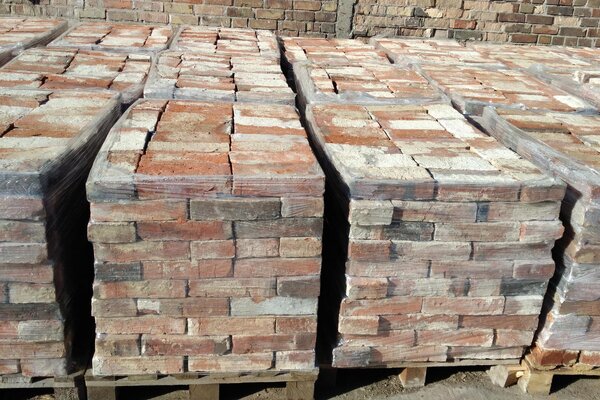 Ziegelfliesenmanufaktur | ca 250 Jahre alter Mauerstein im Klosterformat  