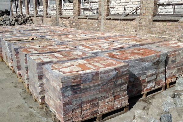 Ziegelfliesenmanufaktur | ca 250 Jahre alter Mauerstein im Klosterformat  