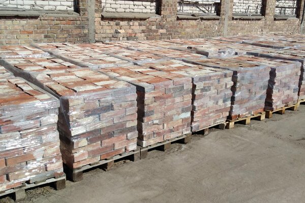 Ziegelfliesenmanufaktur | ca 250 Jahre alter Mauerstein im Klosterformat  