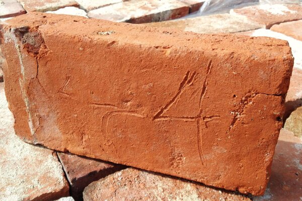 Ziegelfliesenmanufaktur | ca 250 Jahre alter Mauerstein im Klosterformat  